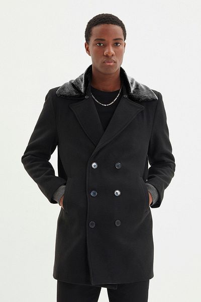 Trendyol Collection Wintermantel in Schwarz mit Prägung - Regular Fit, Pelzkragen TMNAW21KB0063
