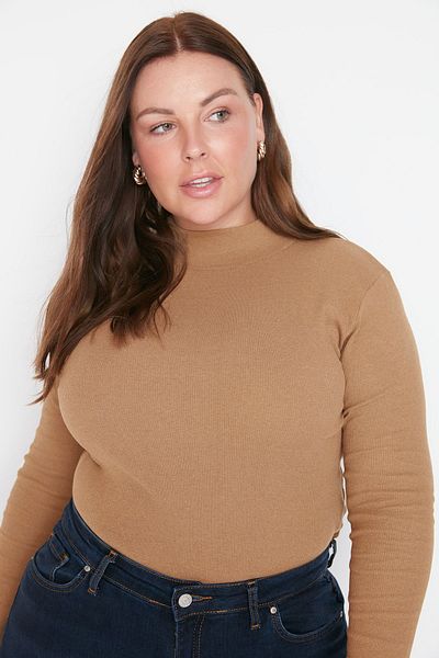 Trendyol Curve Nerzfarbene, figurbetonte, gerippte, gestrickte Plus-Size-Bluse mit Stehkragen TBBAW23AF00003