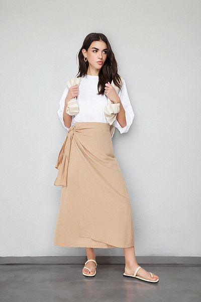 Trendyol Modest Kamelfarbener, zweireihiger Rock mit Krawatte und gewebtem Leinen-Look und detaillierten Details TCTSS24EE00002