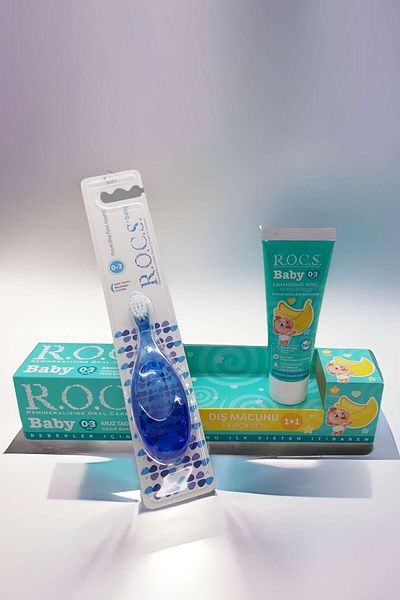 R.O.C.S. معجون أسنان روكس بيبي 0-3 سنوات بطعم الموز الهريس 45 جم + مجموعة فرشاة أسنان باللون الأزرق