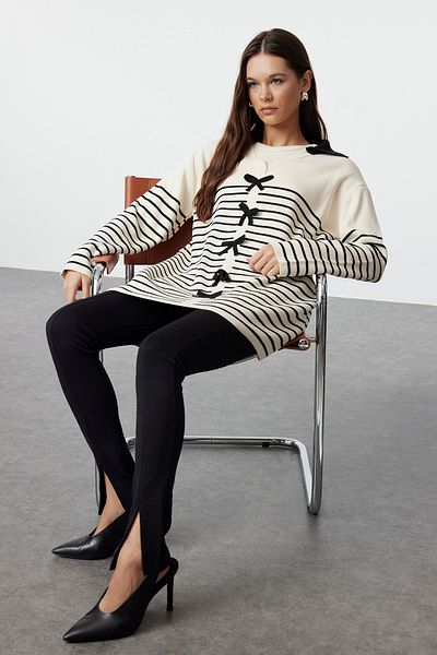 Trendyol Modest Strickpullover - Schwarz gestreift und mit Schleifendetail TCTAW25TH00009