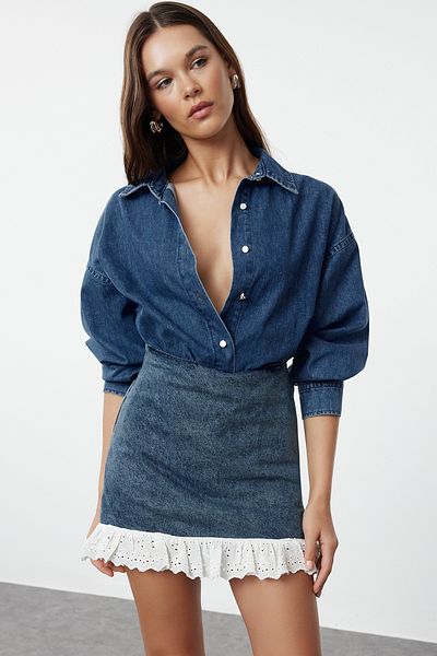Trendyol Collection Темно-синя міні-спідниця з екологічно чистого деніму з мереживними деталями TWOAW25ET00035