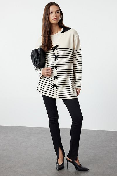 Trendyol Modest Strickpullover - Schwarz gestreift und mit Schleifendetail TCTAW25TH00009
