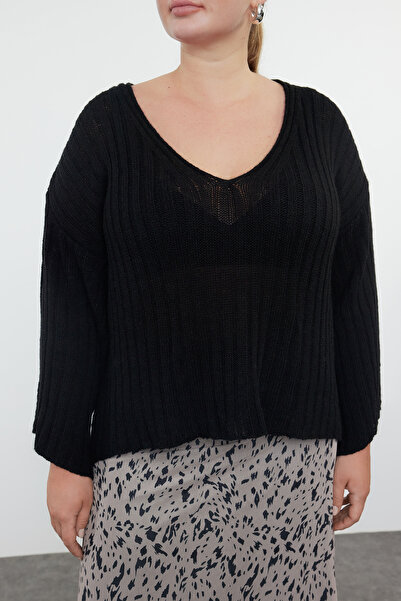 Trendyol Curve Schwarzer, gerippter, weit geschnittener, dünner Strickpullover mit V-Ausschnitt TBBAW25AN00023