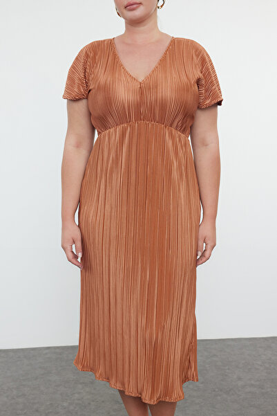 Trendyol Curve Μίντι φόρεμα διπλής όψης Πλισέ Plus Size - Καφέ TBBAW25AH00029