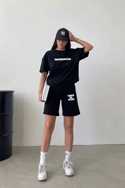 MODARİCH Thatssofetch Μαύρο T-shirt και χτενισμένο βαμβακερό σορτς - εμπριμέ, υπερμεγέθη λαιμόκοψη