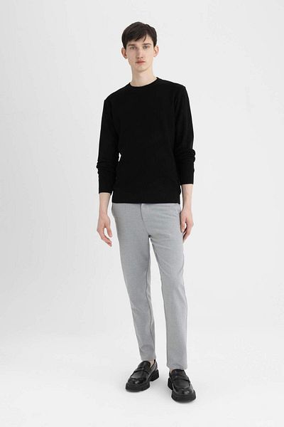 DeFacto Schwarzer Strickpullover mit normaler Passform und Rundhalsausschnitt A5181ax23au
