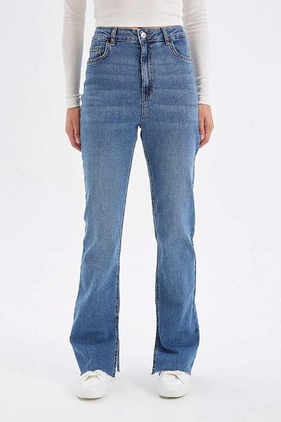 DeFacto Lange Jeans mit Schlitz und schmaler Schlaghose - C7621AX24AU