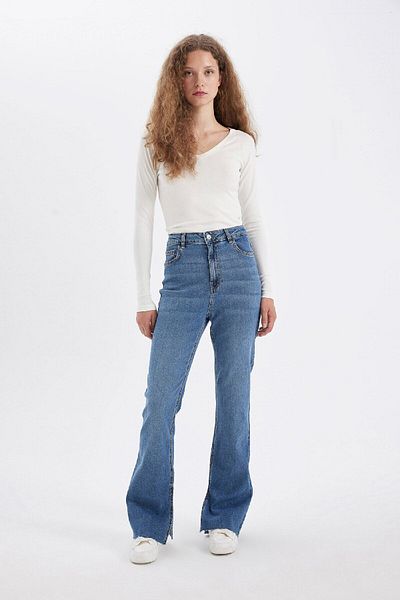 DeFacto Lange Jeans mit Schlitz und schmaler Schlaghose - C7621AX24AU