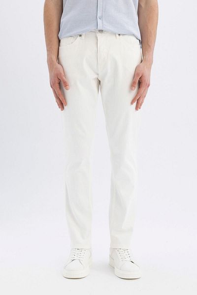 DeFacto Pedro Slim Fit Jeans mit normaler Taille und Skinny-Bein - D1977AX24SM