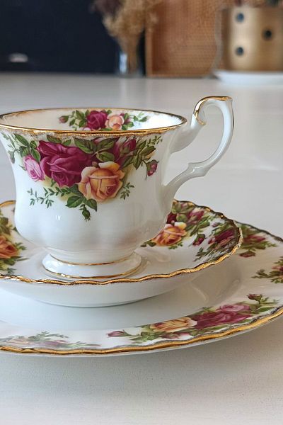 Royal Albert ANTIQUE Bone China مقاس مزدوج TRIO Koffeeka و Sachi - البلد القديم الوردي إنجلترا