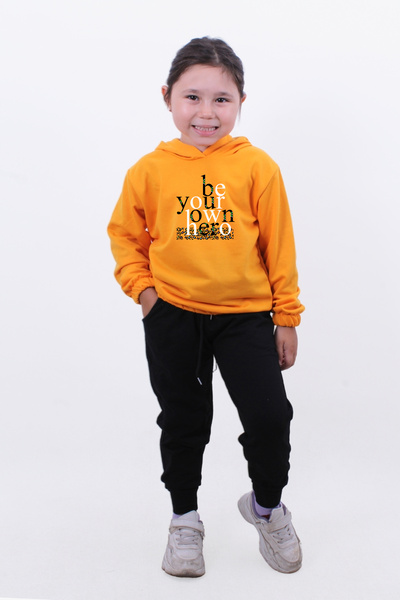 panios kids Set de trening portocaliu cu glugă pentru fete cu imprimeu Be Your Own Hero
