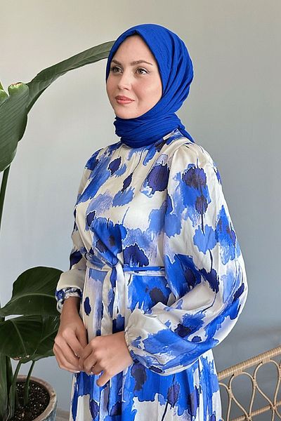 InStyle Rochie albastră din satin - cu flori și eșarve