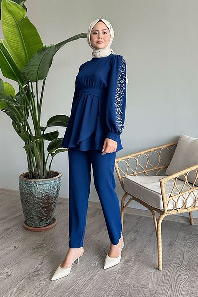 InStyle Индиго костюм с перлени ръкави и плисирана талия