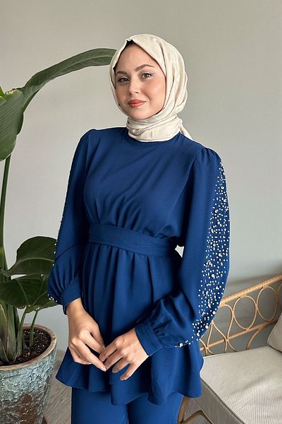 InStyle Индиго костюм с перлени ръкави и плисирана талия