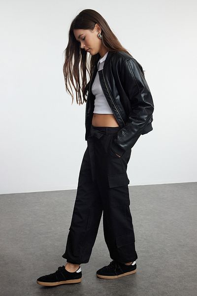 Trendyol Collection Schwarze Cargohose aus Gabardine-Baumwolle mit Gürtel - TWOAW25PL00029