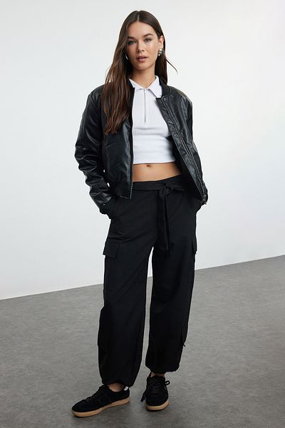 Trendyol Collection Schwarze Cargohose aus Gabardine-Baumwolle mit Gürtel - TWOAW25PL00029