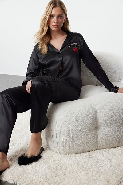 Trendyol Collection Set de pijamale cu broderie cu căpșuni negre țesute din satin - THMAW25PT00051