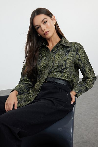 Trendyol Collection Hemd aus Satingewebe mit Schlangenmuster - TWOAW25GO00053