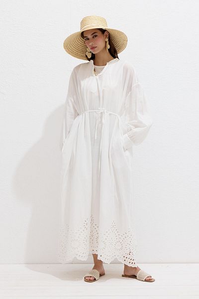 Manuka Ecrufarbenes, besticktes Kleid