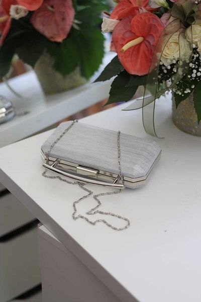 Moom Bag Suport metalic argintiu - Geantă de seară pentru femei în dungi cu detaliu de mâner