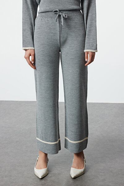 ترينديول كوليكشن طقم تريكو منسوج من خيوط ريشية واسعة من أنثراسيت TWOAW24AU00099