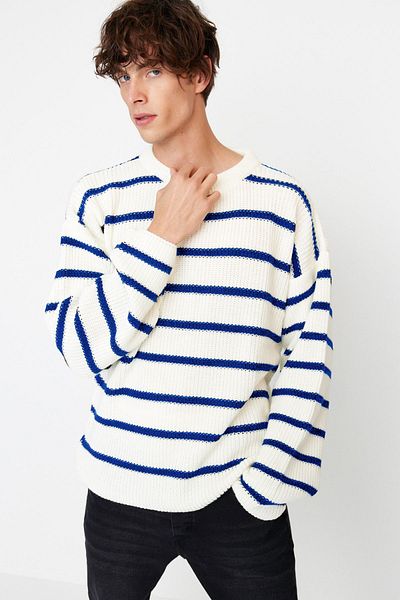 Trendyol Collection Übergroßer Saks-Strickpullover mit Streifen – Rundhalsausschnitt TMNAW23KZ00285