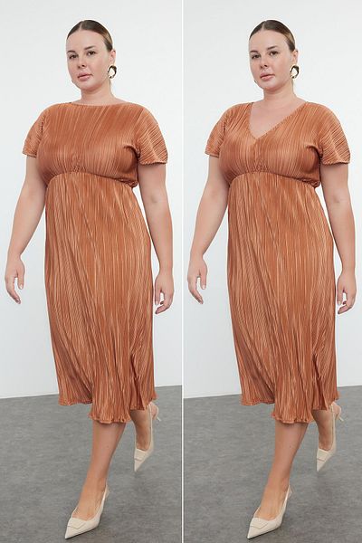 Trendyol Curve Doppelseitig plissiertes Midikleid in Übergröße - Braun TBBAW25AH00029
