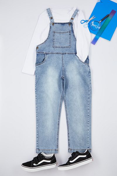 TRENDYOLKIDS Blaues Basic-T-Shirt und Jeans für Jungen – Baumwoll-Denim-Salopette, 2er-Set TKDAW25SE00004