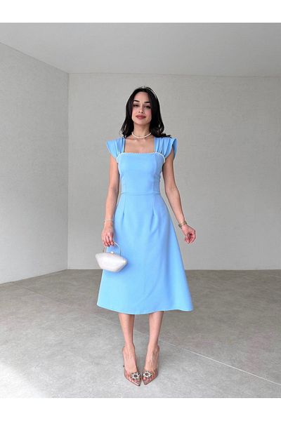 Afiş Butik Rochie midi cu perle albastre cu bretele groase - guler cu rânduri