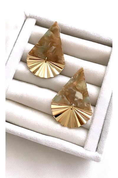 VNS Accessories حلق على شكل عظمة رخامية بتصميم مثلث بتفاصيل مروحة (5 سم)