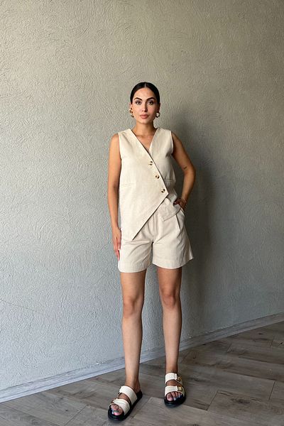 Seda Yalçın Atelier Σετ μπεζ λινό γιλέκο και σορτς - Ασύμμετρη λεπτομέρεια