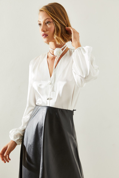 Bianco Lucci Cămașă din satin cu decolteu în V - Accesorii cu flori, cu umăr adunat 2310 60251666