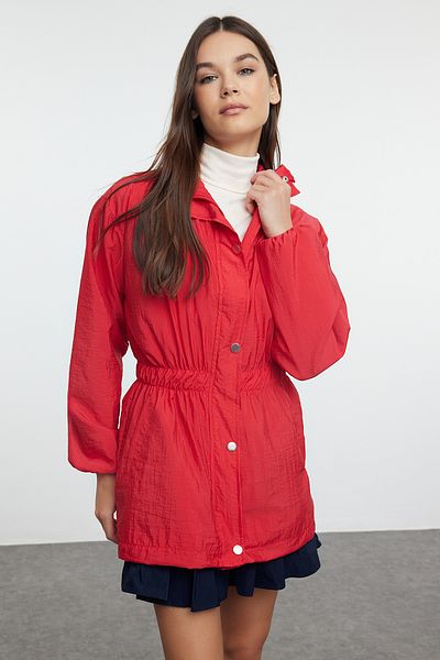 Trendyol Collection Übergroße, dünne Windjacke in Rot - Twoaw25yr00002