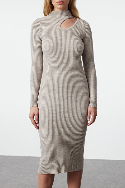 Trendyol Collection Pletené šaty Midi Mink - vystřižený detail, TWOAW24EL00028