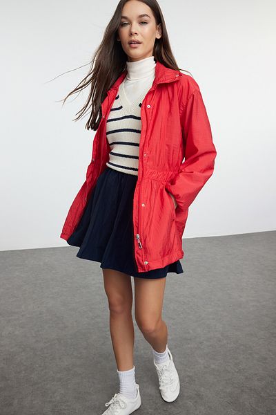 Trendyol Collection Übergroße, dünne Windjacke in Rot - Twoaw25yr00002
