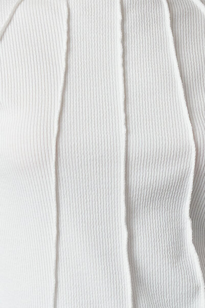 Kolekcia Trendyol Pružná pletená blúzka so šnúrkou – ecru, výstrih, zapínanie na zips TWOAW25BZ00154