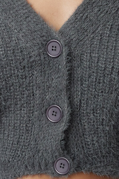 Trendyol Collection Anthrazitfarbener Strick-Crop-Cardigan mit Federn/Bart, TWOAW22HI0452