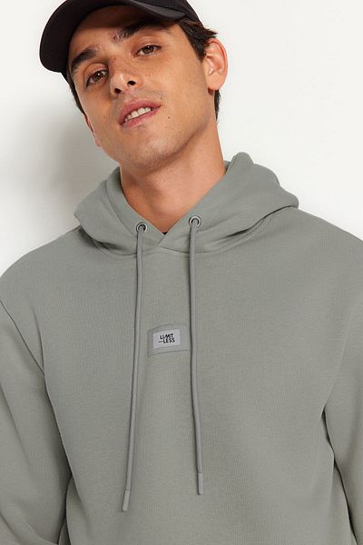 Trendyol Collection Γκρι κανονική/κανονική κουκούλα με ετικέτα φλις μέσα/ζεστή φούτερ TMNAW24SW00076