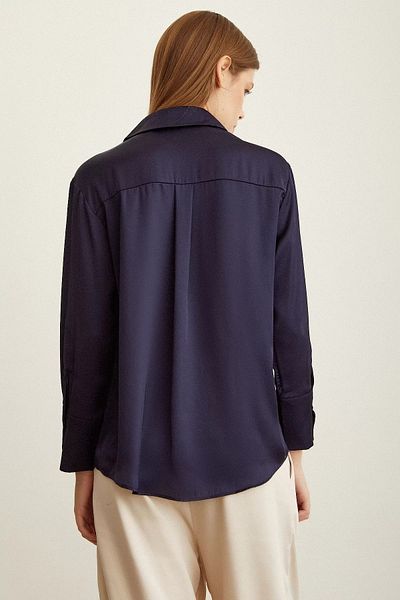 BE CHİC Cămașă din satin premium albastru bleumarin cu decolteu în V - cu croiala largă CN 100951