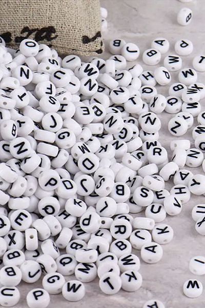 By MO Accessories 100 g Mediu 650-700 bucăți alb peste negru scris cu litere plate mărgele bijuterii hobby