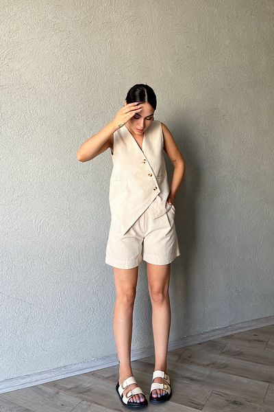 Seda Yalçın Atelier Σετ μπεζ λινό γιλέκο και σορτς - Ασύμμετρη λεπτομέρεια