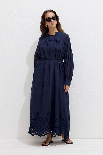 Manuka Marineblaues, besticktes Kleid
