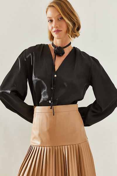 Bianco Lucci Cămașă din satin cu decolteu în V - Accesorii cu flori, cu umăr adunat 2310 60251666
