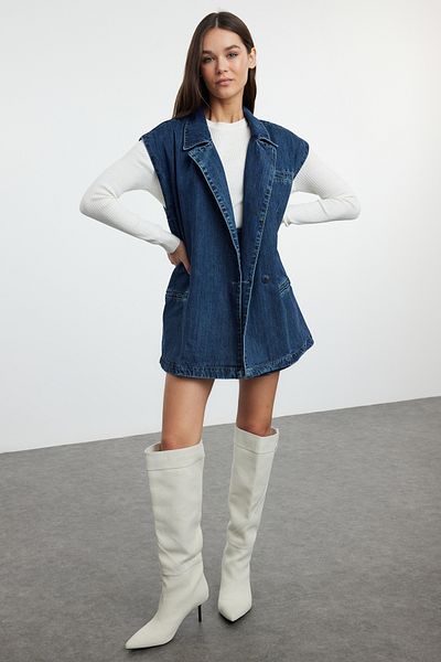 Trendyol Collection Blaue, zweireihige, lange, übergroße Jeansweste mit Schlitz auf der Rückseite TWOAW25YE00039