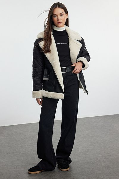 Trendyol Collection Černá Regular Fit Biker bunda z umělé kůže s prošívaným pásem a plyšovými detaily TWOAW25MO00051