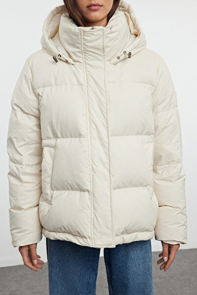 Trendyol Collection Nadměrná vodoodpudivá bunda T Puffer s kapucí a chlupatými vlasy - TWOAW25MO00102