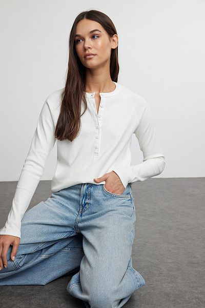 Trendyol Collection Flexible, kordelgebundene Strickbluse in Ecru – Normaler Schnitt, geknöpft – TWOAW25BZ00033