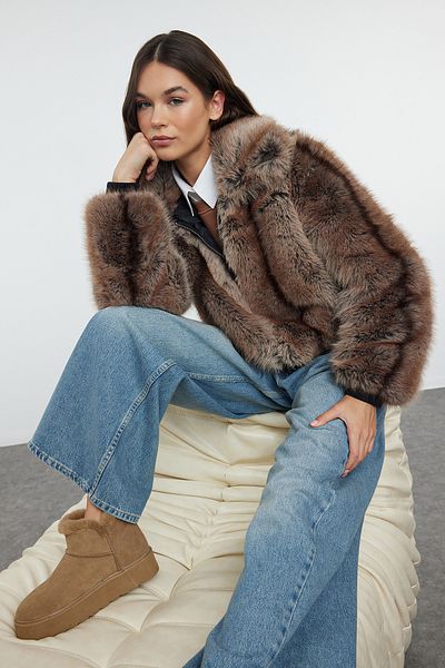 Trendyol Collection Hnědý oversize Fit gumový kožich Twoaw25Mo00038