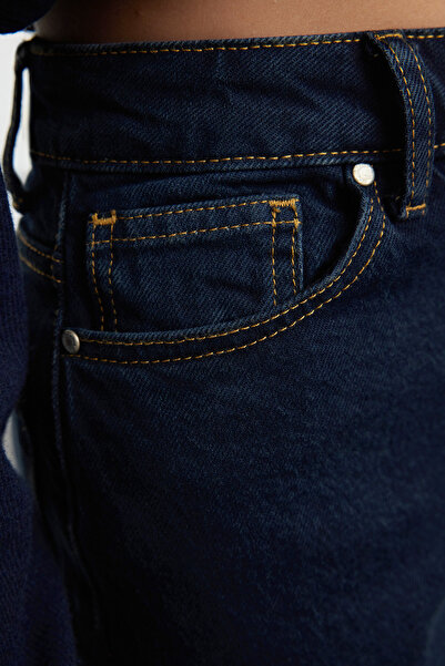 Trendyol Collection Magas derekú Sötétkék Slim Mom Jeans – Fenntarthatóbb TWOAW25JE00078